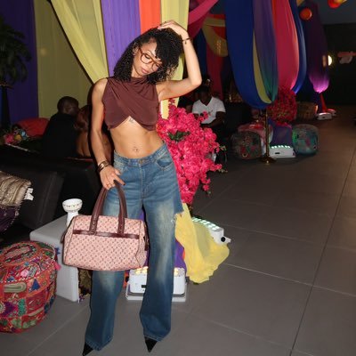 __brookecos's profile picture. read pinned tweet.