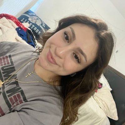 UnemuiyoU's profile picture. Coffee, country roads, and good vibes only ☕Simple life. Big heart. Lots of laughs 💚” •“Unfiltered moments & everyday magic ✨”