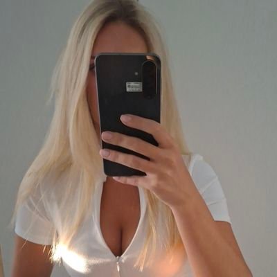 HollyWet99's profile picture. Exclusive content. Private vibes. Your VIP pass 🎟💫