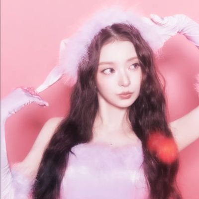 liapwincess's profile picture. 🧁 ≽^•⩊•^≼ sou feita de rosa, doces e glitter.