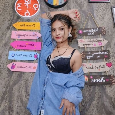 JanhaviPalak's profile picture. Serving looks, no delivery fee👁️