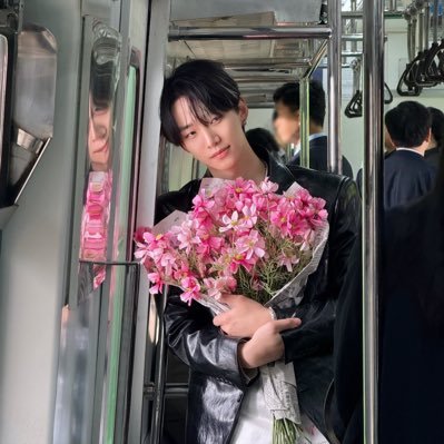 seokronas's profile picture. SOMEONE GET ME OUT OF THE COURSE I CHOSE FOR MYSELF😭
                                              →kdrama•cdrama•manhwa/manga addict 🎀