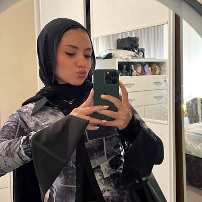 miraelamiraa's profile picture. 