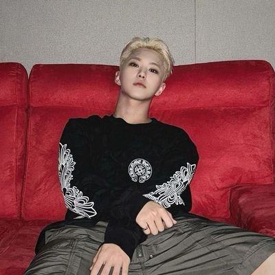 soonyold's profile picture. Dark black—Night: 96ers. New york time with tiger style. “Strong aura of gallantry.” Fierce jawline emphasizes his features.