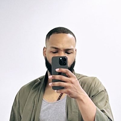 jetsonjaguarson's profile picture. —————@viajetjaguar (clothes)