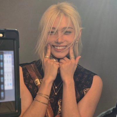 hibiscism's profile picture. tried shutting up about hyunlix for 10 seconds and almost exploded