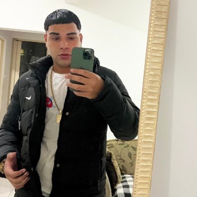 Peresgostosao's profile picture. Vestido com as roupas e as armas de Jorge. 📿⚔️