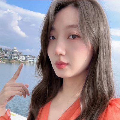 Reneescolero's profile picture. 我独自走过四季，看遍花开花落，却始终在等那个愿意陪我一起看风景的人。
I've walked through the four seasons alone, witnessing flowers bloom and fade, yet I'm still waiting for the person who's wil