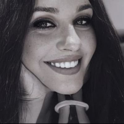 Lamalkeria1's profile picture. DECIDÍ JUNTAR MIS PEDAZOS PARA CREAR UN MOSAICO ; SER ARTE ENTRE LAS RUINAS