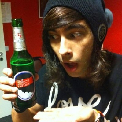 piercexthexmars's profile picture. 24 | any | Your favorite loser | Obsessed with bands 24/7 ✌🏻| Physical Media addict 💕 | Bisexual | trying to be more active💗