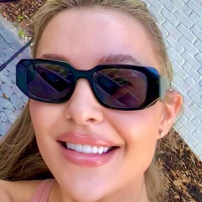 Vivi_ana52's profile picture. What you see is your life realm. We should learn to be independent and have our own values.