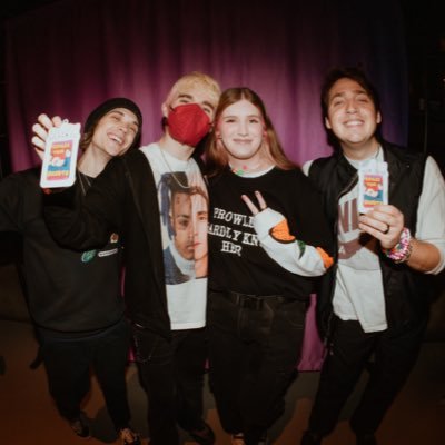 P3ACHL0B0T0MY's profile picture. life is like a poem written on a bathroom wall @glimmerofel 卌 parxsos