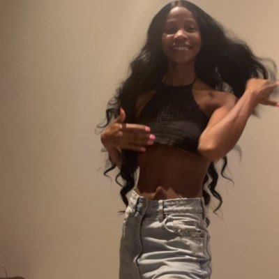 LolaMonareng's profile picture. skinny and fabulous, here to like cat memes.