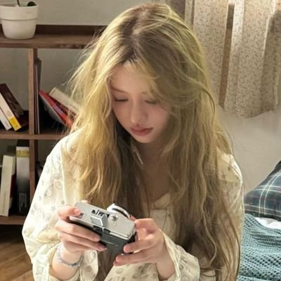 rainfolkre's profile picture. escrita por una mujer pero esa mujer es pizarnik