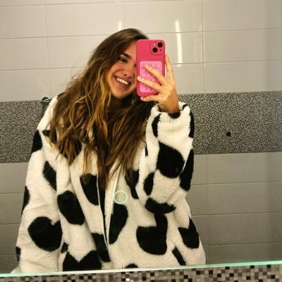 carolmedeirosrm's profile picture. life's short. talk fast.