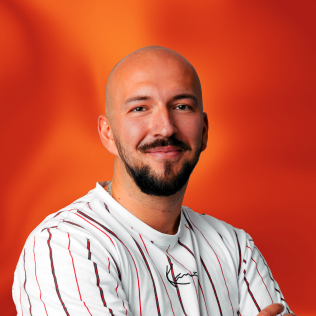 varyandesign's profile picture. Building products, brands and websites for ambitious creators and founders. | Product UX/UI Designer