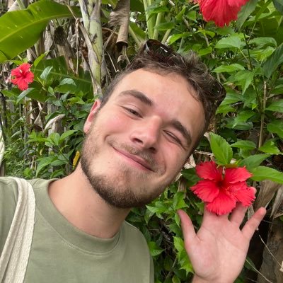 bobieaan's profile picture. a shark smile in a yellow van | ♑︎ ♍︎ ♌︎