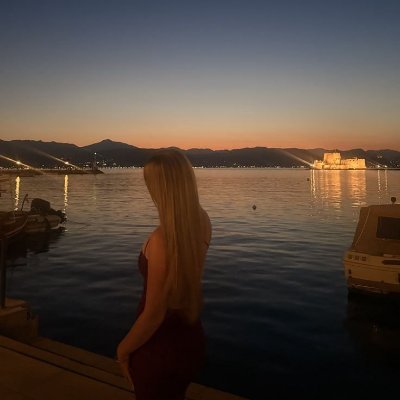 lu_synthia's profile picture. 🌷 Whimsical & Light
"Professional sunflower admirer. 🌻 Certified overthinker & joy collector."