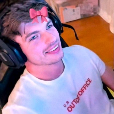 thewomanlikeme's profile picture. she/her| 25 | likes a certain girl group and boyband, taytay, watch cars go vroooom 🏎 MV ¹ ★★★★ and Ajax ❌❌❌