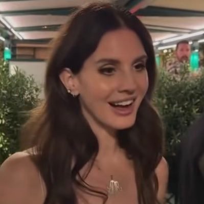 gabrimoonn's profile picture. do i contradict myself? very well then, i contradict myself; i am large - i contain multitudes.