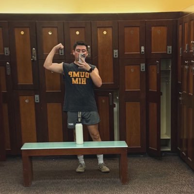 anthonyrayx's profile picture. 28 • knee stan  add me on fortnite @anthonyrayx