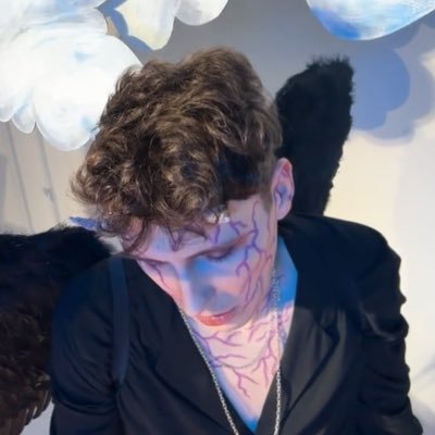 lesbian_dan's profile picture. what can I say…