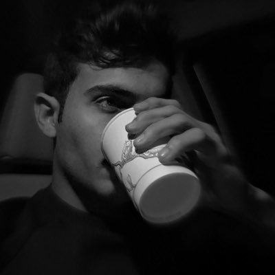 n__q85's profile picture. " رحب مثل طريق قديمّ "