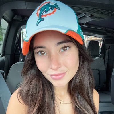 Angievaron31453's profile picture. 