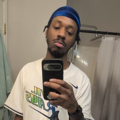 _ROBintheHOOD's profile picture. this site is shit#RestUpTake🚀 #LongLiveNip🏁 #RIPMamba🐍 #LLJW🧃🌍 #BlackLivesMatter ✊🏾 FSW alum ‘24 🦅