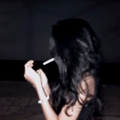 22h22il's profile picture. j’ai les cheveux noirs lisses aux yeux verts foncé mais je suis l’enfant du milieu