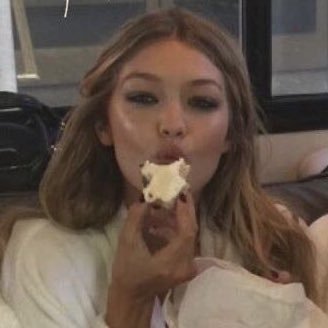 theguiltylakes's profile picture. livros & taylor swift