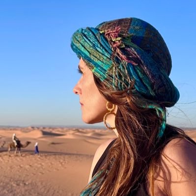 NicteSerraP's profile picture. Medio siglo a cuestas. Camino libros y canciones. Si me desbordo escribo. Vivo desbordada.