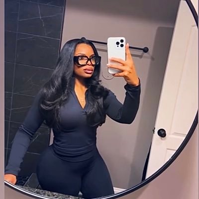 KayJanay__'s profile picture. 🐝