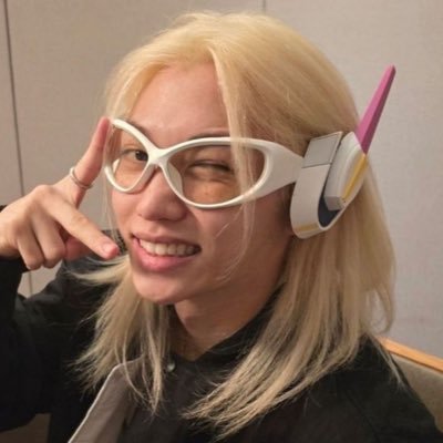 sorrisodolix's profile picture. hold my hand / goldwing