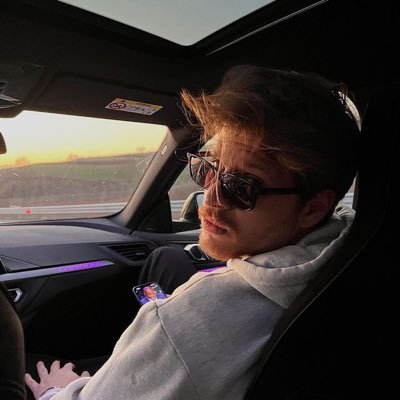 9wxx_0's profile picture. . فاقد الشي هو احن من يعطيه