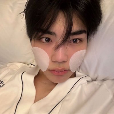 hyuksonly's profile picture. ˚₊۶ৎ˙⋆ i love my zb1 & evnne pookies 𓂃⋆.˚ ⠀
