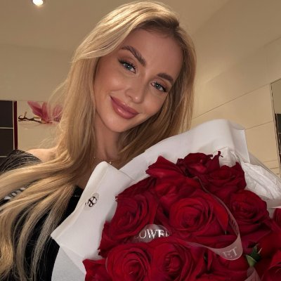 ElenatheSmiling's profile picture. We conquer not the mountains, but ourselves.  | Adventure 🏞 | Independent Woman 🌟 | Travel ✈️ Firm and Conservative，No pornography🚫