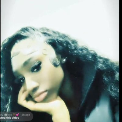 4Treyhottie's profile picture. 18 🦇 | the girl that make fashion clothes & artistry cool sneakers @fyedenimart 🎨