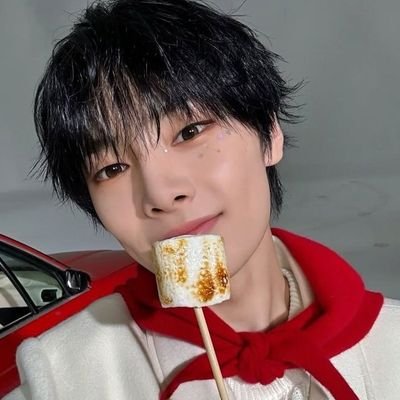 hyucin's profile picture. youtiful .ᐟ busy munching on dumplings & bread