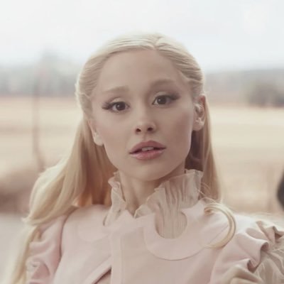 simp4glinda's profile picture. just a girl who in love with glinda 🤲🏼 | 20 | lesbian | forever a gelphie truther 🫧