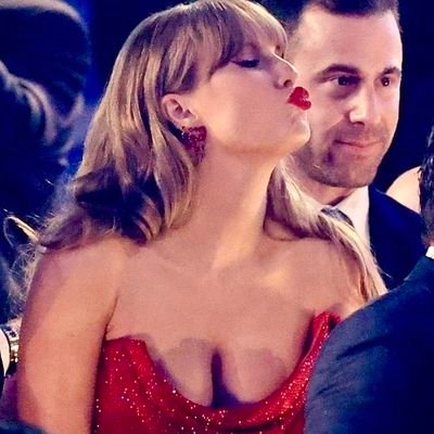 vlyrian_'s profile picture. no discrimino a nadie los odio a todos por igual