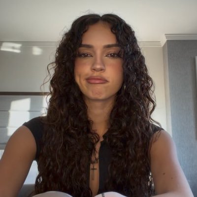 thatbitchkaris's profile picture. twenty two | 𝘩𝘦𝘳𝘦 𝘧𝘰𝘳 𝘴𝘩𝘪𝘵𝘴 𝘢𝘯𝘥 𝘨𝘪𝘨𝘨𝘭𝘦𝘴