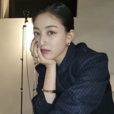 2ybear's profile picture. excusez-moi, mademoiselle.