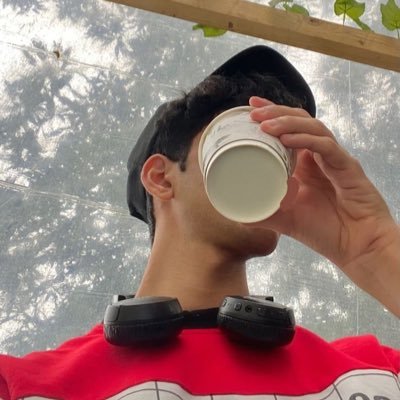 _zfft's profile picture. لايجيد التعارف ولا وده