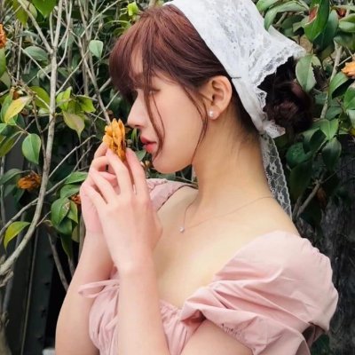 zhaoroosy's profile picture. 💭♥️ “86th Issue?!” @Eudwoo, talking about an Ice Princess whose her silhouette sovereign haunts La Revista’s castle. And shoo! Back off if you’re down to her.