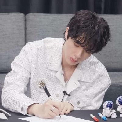 JINDiary_'s profile picture. .BTS '진'위버스. 🔴진🌟님이 LIVE를 시작했습니다.📝Jin🌟님이 포스트를 작성했습니다 . 💬 Jin🌟님이 💜님의 포스트에 댓글을 남겼습니다 . 💬 Jin🌟님  🌟의 LIVE에 채팅을 남겼습니다 .