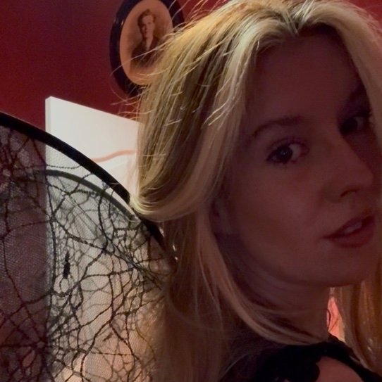 RebeccaJayMac's profile picture. 