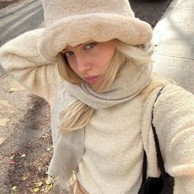 sunflowerslibry's profile picture. 