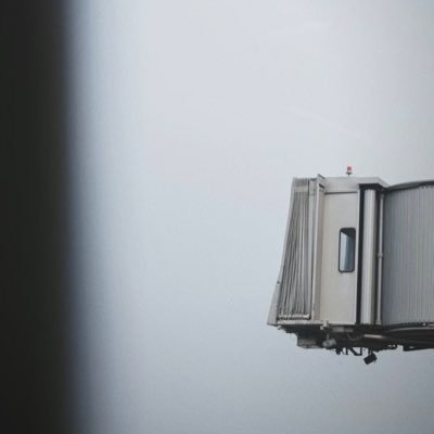 eeL0309's profile picture. 夜里推开门到街边，总是裸露着身体被无数条缠在一起解不开的锁链捆住，只要挣扎就会响起极其吵闹惹人厌恶的声音，还有许多闪着红光的摄像头和拍摄时的响声围绕在身边。之后太阳升起了，却被穿着衣服遮住锁链，满地痛苦又愉悦的照片。