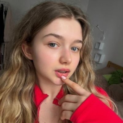Emel_y32's profile picture. Mignonne à l'extérieur mais trop sale et perverse à l'intérieur
Êtes-vous sûr d'être prêt pour ça ?
Vous saurez qui je suis vraiment